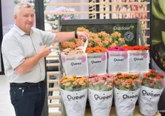 John Nielsen with the kalanchoe outdoor series, available in 10 and 21 cm pot. Because these species are single-flowered, no water remains in the petals when it rains. This preserves the plant's beauty longer.